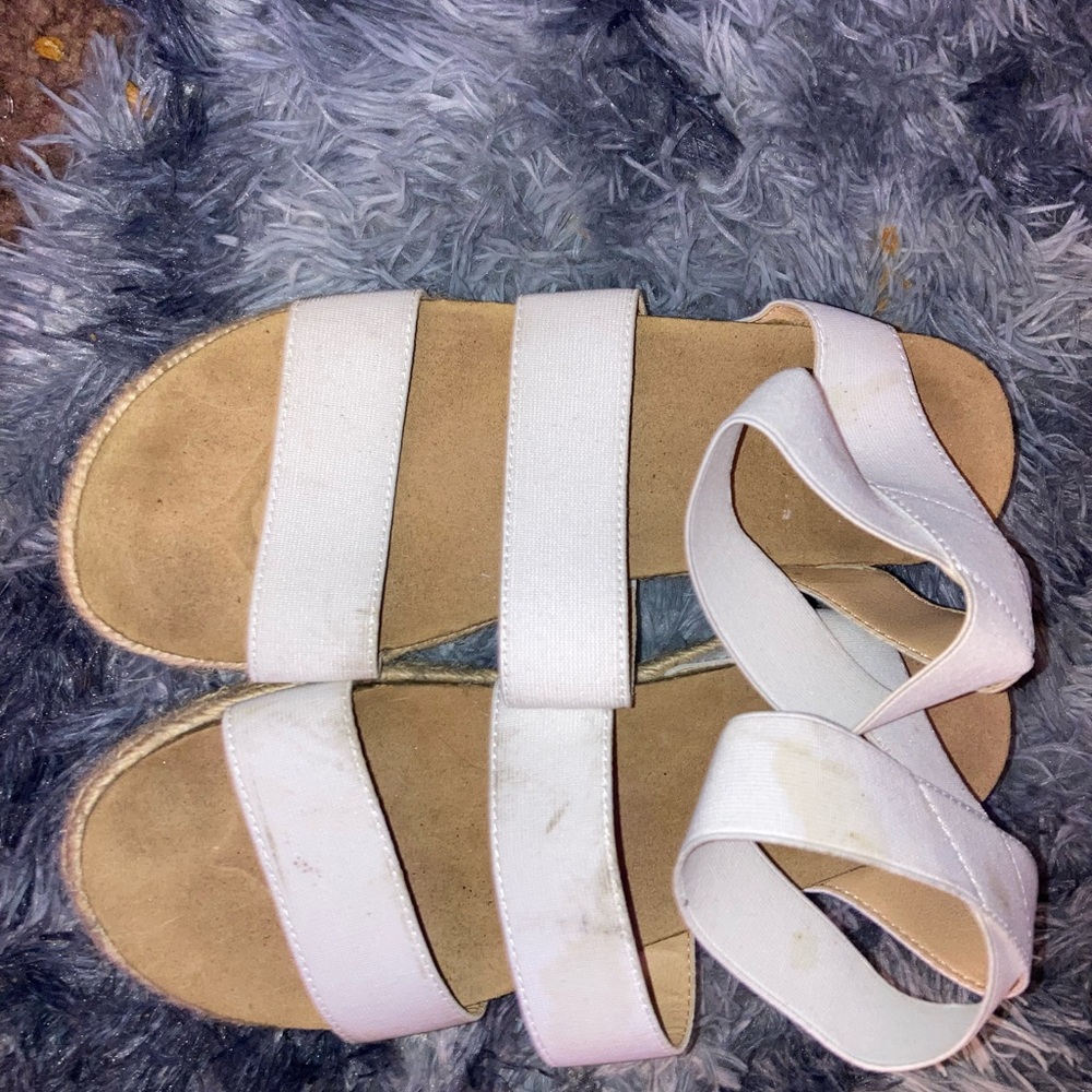 White sandals, sure for nights out or dressing up - Picture 2 of 2